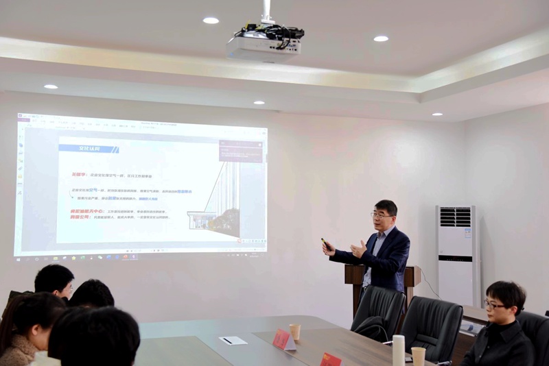 韓新偉出席南京工業(yè)大學&ldquo;明日獎學金&rdquo;頒獎儀式并給大學生上課